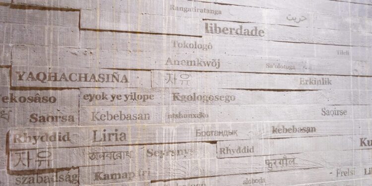 premiera-in-franta-gestul-facut-de-descendentul-unei-familii-cu-rol-major-in-comertul-cu-sclavi,-la-farul-umanitatii-–-hotnews.ro