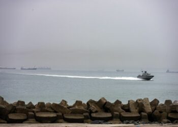 mesaj-sfidator-din-partea-iranului,-in-timp-ce-navele-care-incercau-sa-traverseze-ormuz-au-raportat-focuri-de-arma