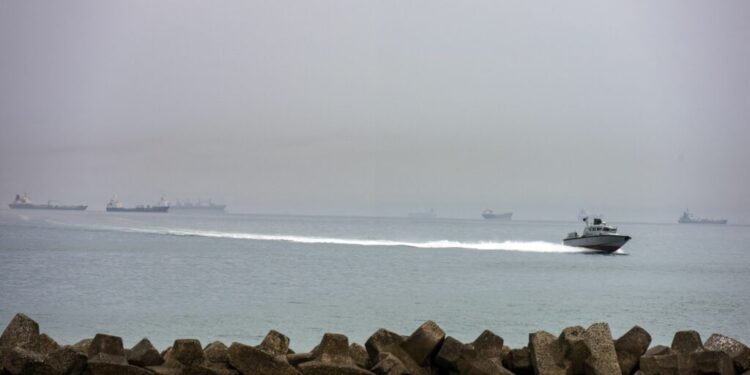 mesaj-sfidator-din-partea-iranului,-in-timp-ce-navele-care-incercau-sa-traverseze-ormuz-au-raportat-focuri-de-arma