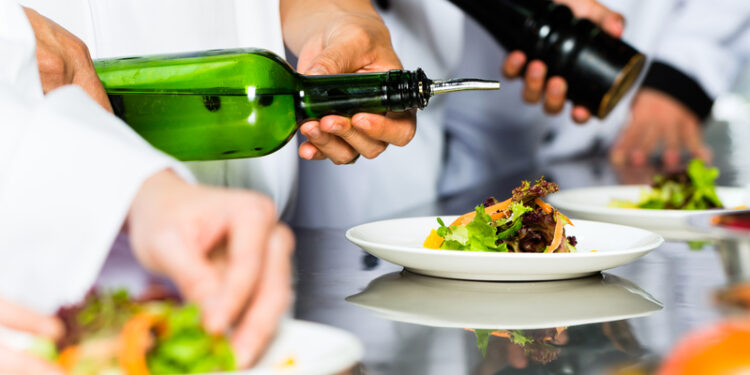 bucatarul-unui-hotel-de-cinci-stele-din-canada-e-acuzat-ca-a-vandut-substante-mortale-in-zeci-de-tari-peste-1200-de-colete-trimise-–-hotnews.ro