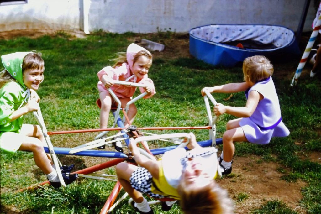 o-analiza-a-52-de-studii-arata-de-ce-copiii-din-60-70-au-devenit-rezilienti-si-unde-au-probleme-actualele-generatii-–-hotnews.ro