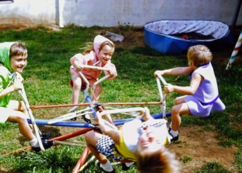 o-analiza-a-52-de-studii-arata-de-ce-copiii-din-60-70-au-devenit-rezilienti-si-unde-au-probleme-actualele-generatii-–-hotnews.ro