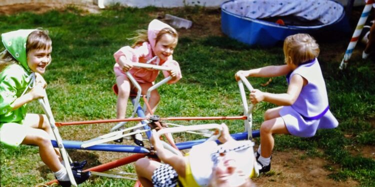 o-analiza-a-52-de-studii-arata-de-ce-copiii-din-60-70-au-devenit-rezilienti-si-unde-au-probleme-actualele-generatii-–-hotnews.ro