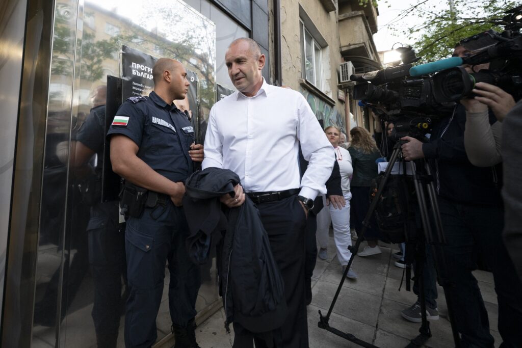 rezultatele-alegerilor-din-bulgaria-coalitia-pro-rusului-rumen-radev,-pe-primul-loc-in-exit-polluri,-la-mare-distanta-de-fostul-premier-boiko-borisov-–-hotnews.ro