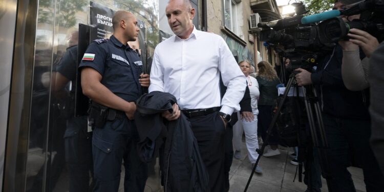 rezultatele-alegerilor-din-bulgaria-coalitia-pro-rusului-rumen-radev,-pe-primul-loc-in-exit-polluri,-la-mare-distanta-de-fostul-premier-boiko-borisov-–-hotnews.ro