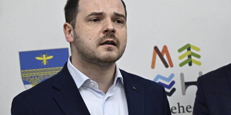 ministrul-sanatatii-isi-cere-scuze-de-la-pacienti:-sanatatea-nu-se-face-cu-mainile-goale-si-nici-cu-10%-mai-putin