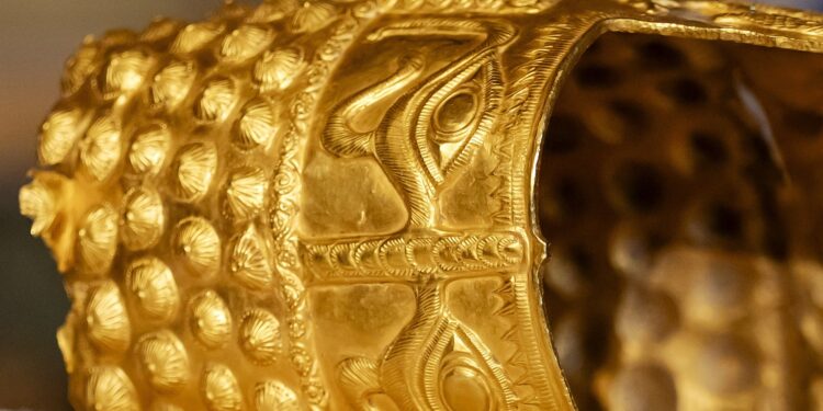 coiful-de-la-cotofenesti-si-doua-bratari-dacice,-recuperate-dupa-jaf,-prezentate-astazi-la-muzeul-national-de-istorie-cand-vor-fi-expuse-publicului-–-hotnews.ro