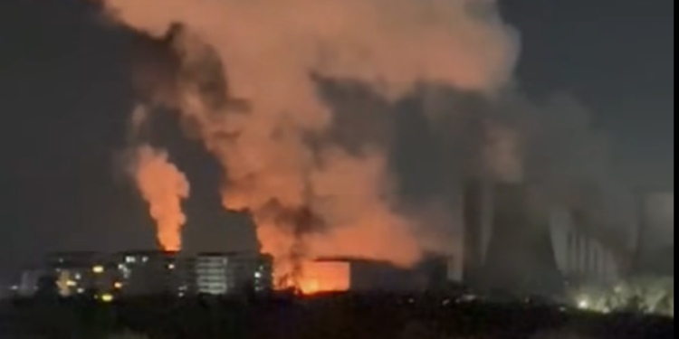 incendiu-de-proportii-la-cet-vest-in-bucuresti-azi-noapte-au-ars-30-de-tone-de-ulei.-anunt-de-ultima-ora-al-pompierilor