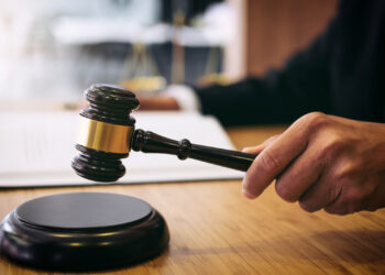 inchisoare-pe-viata-pentru-barbatul-care-si-a-ucis-cu-toporul-partenera-insarcinata,-in-fata-copiilor-decizia-instantei-este-definitiva-–-hotnews.ro