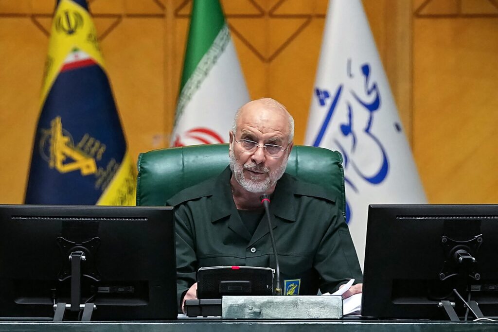 negociatorul-sef-al-iranului:-nu-e-posibil-ca-ormuz-sa-fie-deschisa-din-cauza-incalcarilor-flagrante-ale-armistitiului-de-catre-sua-si-israel-–-hotnews.ro