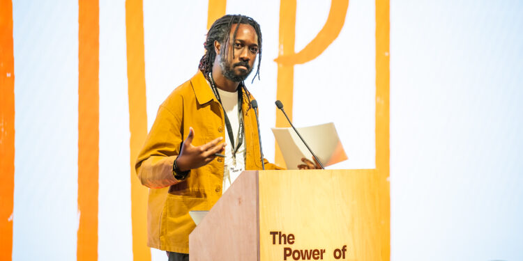 sunt-un-produs-al-sperantei-un-mesaj-rostit-la-bucuresti-de-un-jurnalist-originar-din-trinidad-si-tobago-–-hotnews.ro