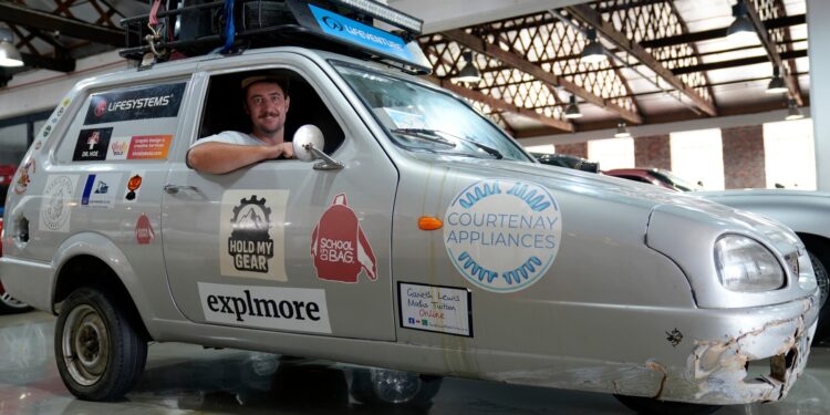 recordul-nebunesc-stabilit-de-doi-aventurieri-cu-o-calatorie-de-22500-km-intr-un-cosciug-cu-roti-–-hotnews.ro