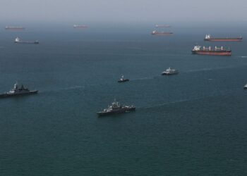 noua-coloana-vertebrala-a-strategiei-iranului-in-stramtoarea-ormuz:-roiurile-de-nave-mici-si-rapide-/-cum-arata-armada-americana-–-hotnews.ro