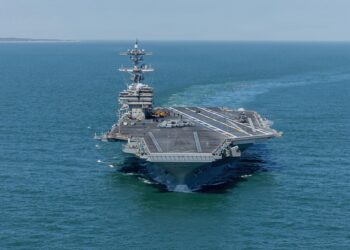 uss-george-bush-se-apropie-de-orientul-mijlociu-cu-puntea-plina-de-avioane-de-vanatoare-–-hotnews.ro