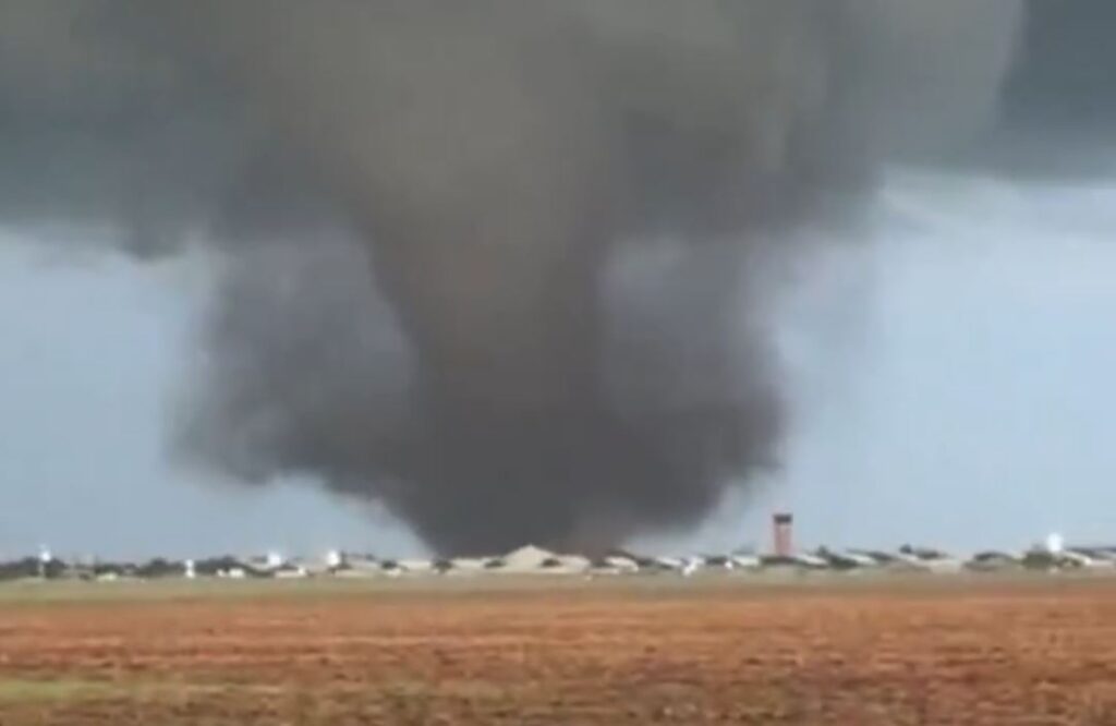 o-tornada-deosebit-de-periculoasa-a-lovit-o-baza-aeriana-si-un-oras-din-sua-primul-bilant-al-victimelor-–-hotnews.ro