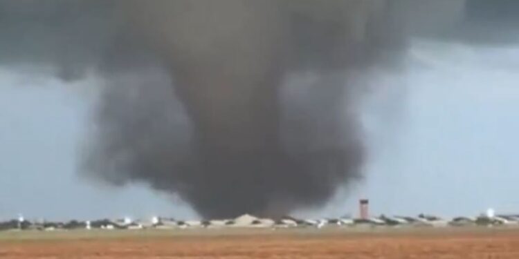 o-tornada-deosebit-de-periculoasa-a-lovit-o-baza-aeriana-si-un-oras-din-sua-primul-bilant-al-victimelor-–-hotnews.ro