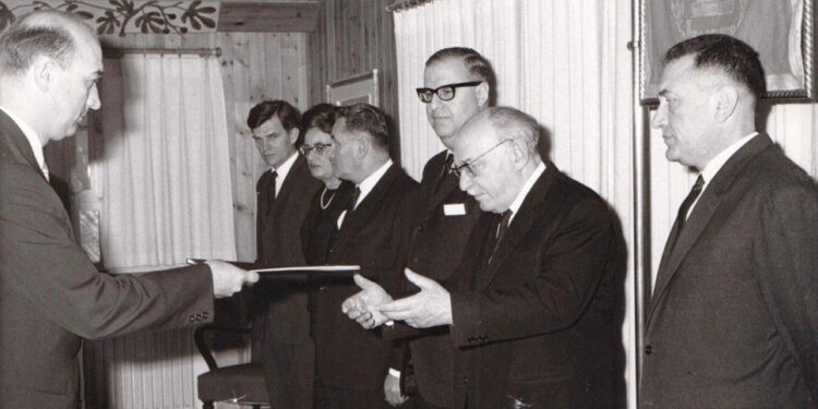 din-culisele-diplomatiei,-in-sala-de-licitatie-artmark-prezinta-colectia-primului-ambasador-al-romaniei-in-israel-–-hotnews.ro