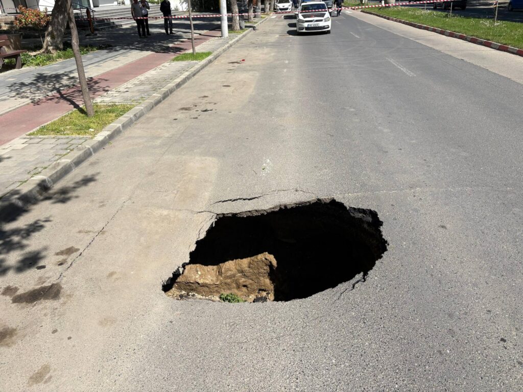 o-portiune-din-asfalt-s-a-prabusit-pe-un-bulevard-din-centrul-orasului-slobozia-–-hotnews.ro
