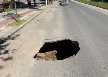 o-portiune-din-asfalt-s-a-prabusit-pe-un-bulevard-din-centrul-orasului-slobozia-–-hotnews.ro