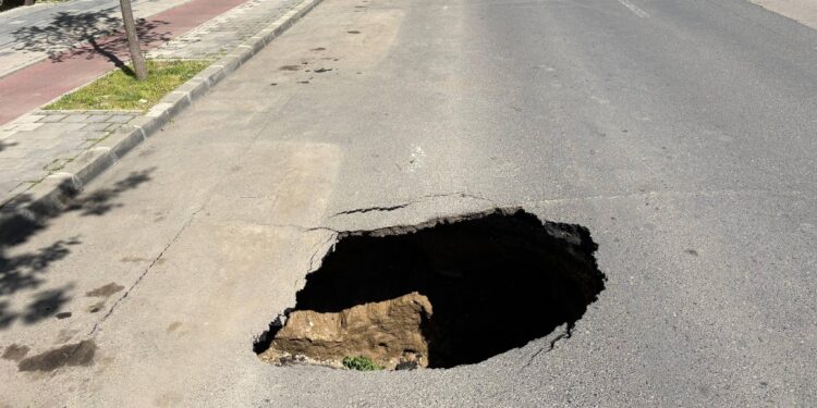 o-portiune-din-asfalt-s-a-prabusit-pe-un-bulevard-din-centrul-orasului-slobozia-–-hotnews.ro