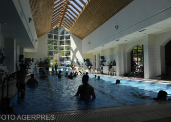 interventie-la-un-centru-de-tratament-din-eforie-nord,-unde-13-persoane-s-au-simitit-rau-dupa-ce-au-intrat-in-piscina-/-politia-a-deschis-dosar-penal-–-hotnews.ro