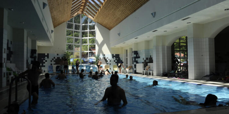 interventie-la-un-centru-de-tratament-din-eforie-nord,-unde-13-persoane-s-au-simitit-rau-dupa-ce-au-intrat-in-piscina-/-politia-a-deschis-dosar-penal-–-hotnews.ro