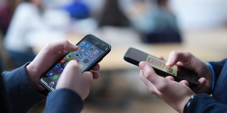 ue-aduce-o-aplicatie-de-verificare-online-a-varstei-care-pare-sa-vina-cu-mai-multe-probleme-decat-solutii-–-hotnews.ro