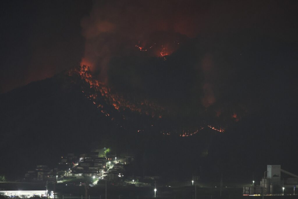 incendiu-urias-in-nordul-japoniei,-care-ameninta-un-oras-care-a-mai-trecut-printr-o-mare-tragedie-–-hotnews.ro