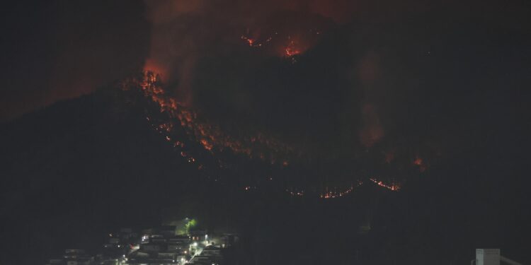 incendiu-urias-in-nordul-japoniei,-care-ameninta-un-oras-care-a-mai-trecut-printr-o-mare-tragedie-–-hotnews.ro