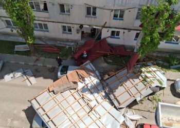 un-barbat-din-husi,-in-stare-grava-dupa-ce-acoperisul-unui-bloc-a-cazut-peste-el-/-ravagii-in-moldova-din-cauza-vantului-–-hotnews.ro