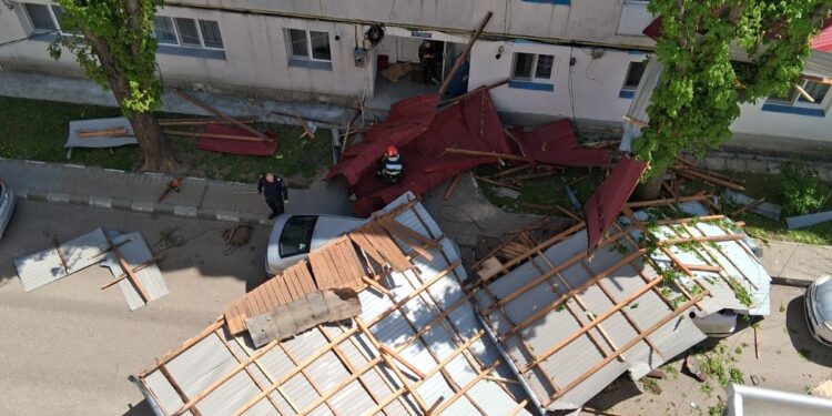 un-barbat-din-husi,-in-stare-grava-dupa-ce-acoperisul-unui-bloc-a-cazut-peste-el-/-ravagii-in-moldova-din-cauza-vantului-–-hotnews.ro