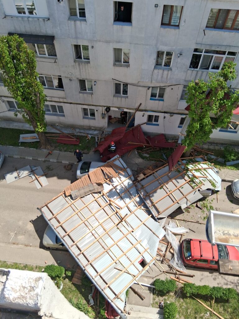 un-barbat-din-husi,-in-stare-grava-dupa-ce-acoperisul-unui-bloc-a-cazut-peste-el-/-ravagii-in-moldova-din-cauza-vantului-–-hotnews.ro