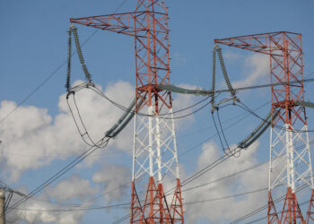 mii-de-gospodarii-au-ramas-fara-curent-electric-in-doua-judete-din-estul-tarii,-din-cauza-vantului-puternic-–-hotnews.ro