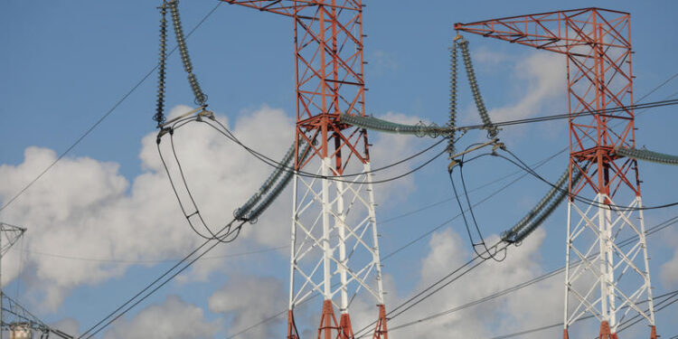 mii-de-gospodarii-au-ramas-fara-curent-electric-in-doua-judete-din-estul-tarii,-din-cauza-vantului-puternic-–-hotnews.ro