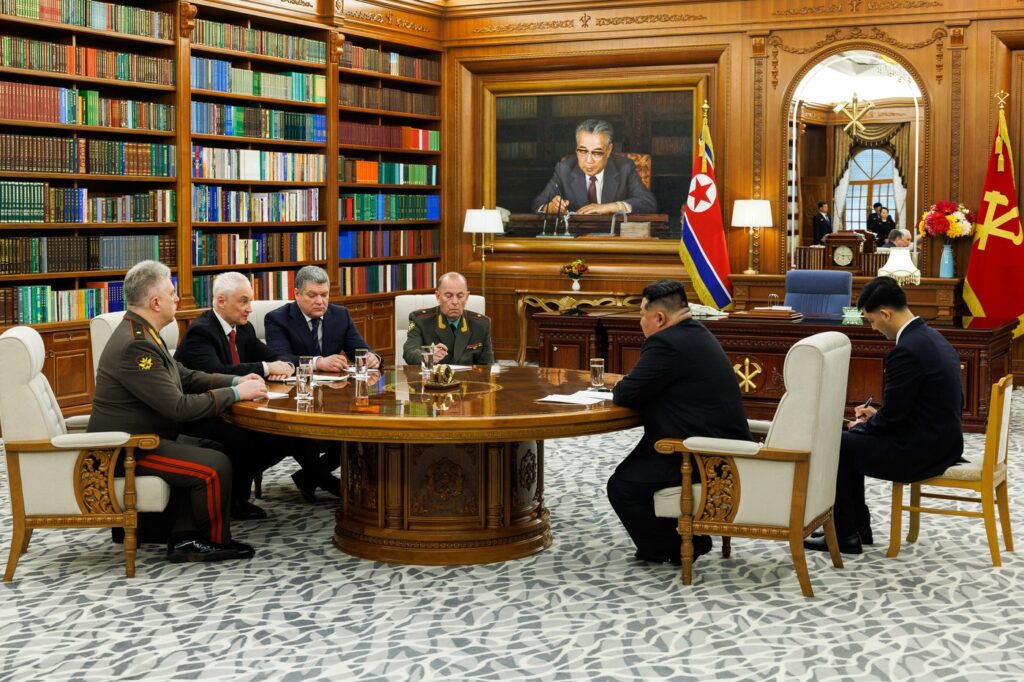 coreea-de-nord-si-rusia-duc-colaborarea-militara-la-un-nou-nivel-o-delegatie-rusa-a-fost-primita-de-kim-jong-un-–-hotnews.ro