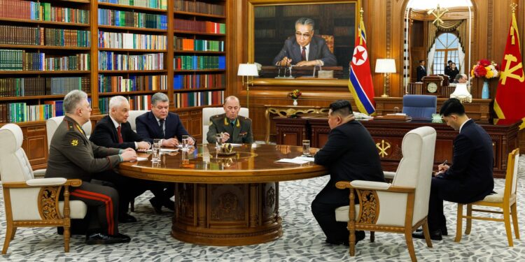 coreea-de-nord-si-rusia-duc-colaborarea-militara-la-un-nou-nivel-o-delegatie-rusa-a-fost-primita-de-kim-jong-un-–-hotnews.ro