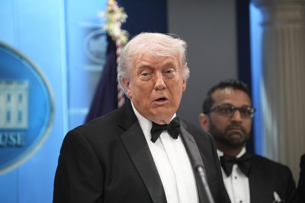 atacatorul-de-la-cina-corespondentilor-il-viza-pe-trump-manifestul-suspectului-a-fost-gasit-in-camera-de-hotel-cum-a-justificat-cole-allen-atentatul-–-hotnews.ro