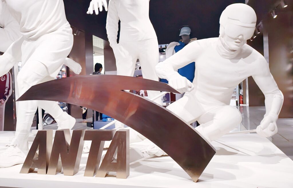 marca-sportiva-din-china-care-se-lupta-cu-nike-si-adidas-–-hotnews.ro