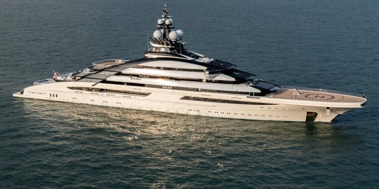 superiahtul-unui-oligarh-rus-a-traversat-fara-probleme-stramtoarea-ormuz,-in-pofida-blocadei-–-hotnews.ro