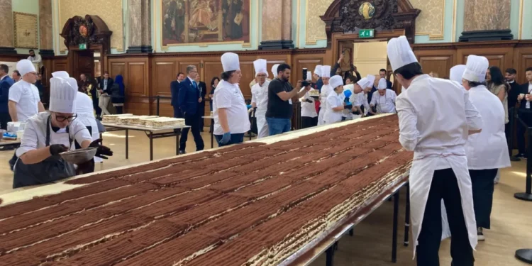 un-grup-de-cofetari-italieni-au-preparat-cel-mai-mare-tiramisu