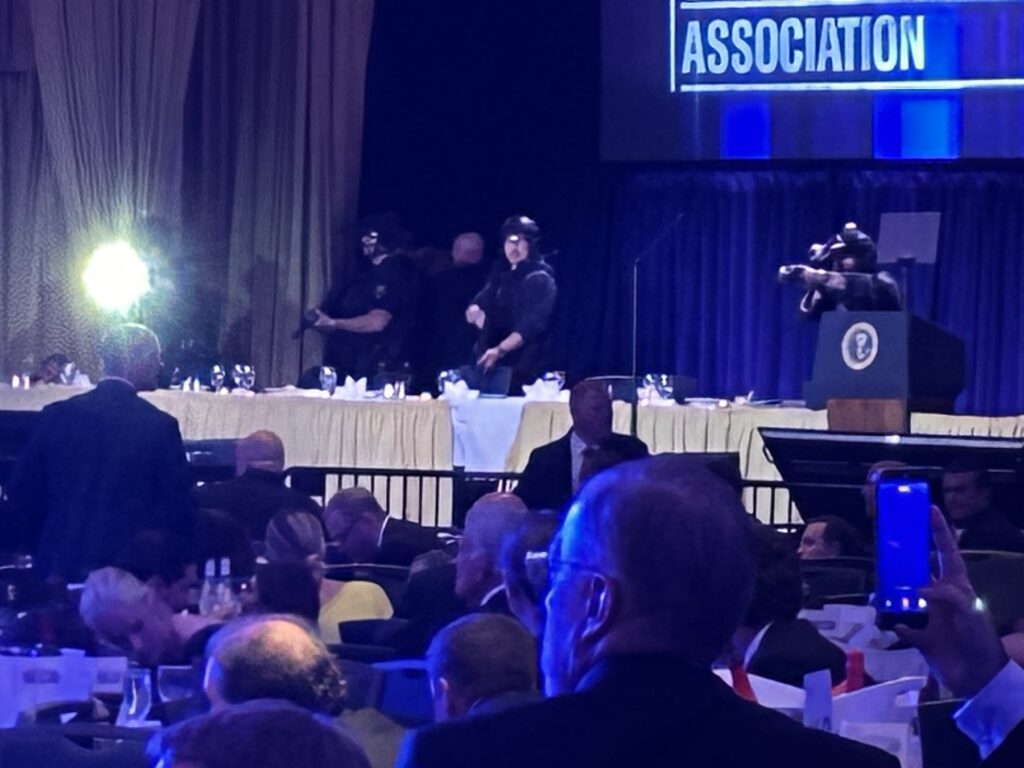 discutii-la-varful-sua-despre-un-supravietuitor-desemnat-inaintea-atacului-de-la-cina-corespondentilor-explicatiile-casei-albe-–-hotnews.ro