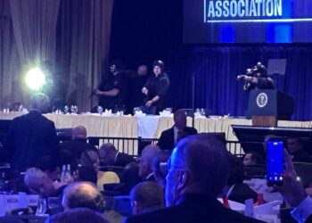 discutii-la-varful-sua-despre-un-supravietuitor-desemnat-inaintea-atacului-de-la-cina-corespondentilor-explicatiile-casei-albe-–-hotnews.ro