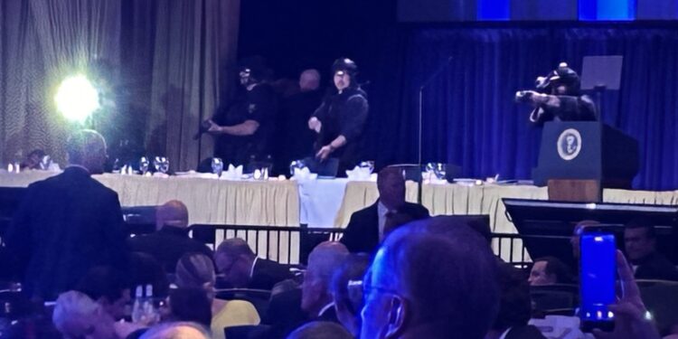 discutii-la-varful-sua-despre-un-supravietuitor-desemnat-inaintea-atacului-de-la-cina-corespondentilor-explicatiile-casei-albe-–-hotnews.ro