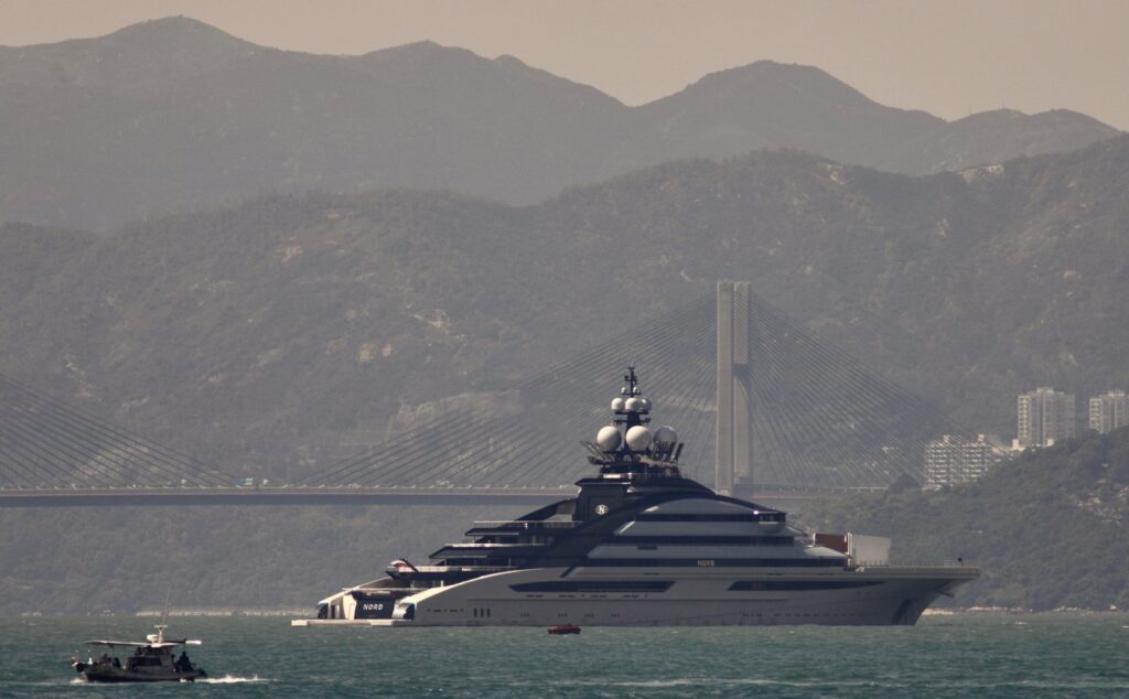 un-superiaht-rusesc-navigheaza-prin-stramtoarea-ormuz-in-ciuda-blocadei-–-hotnews.ro