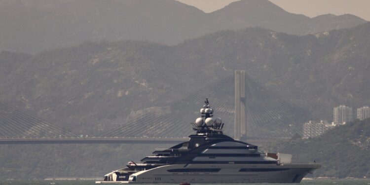 un-superiaht-rusesc-navigheaza-prin-stramtoarea-ormuz-in-ciuda-blocadei-–-hotnews.ro