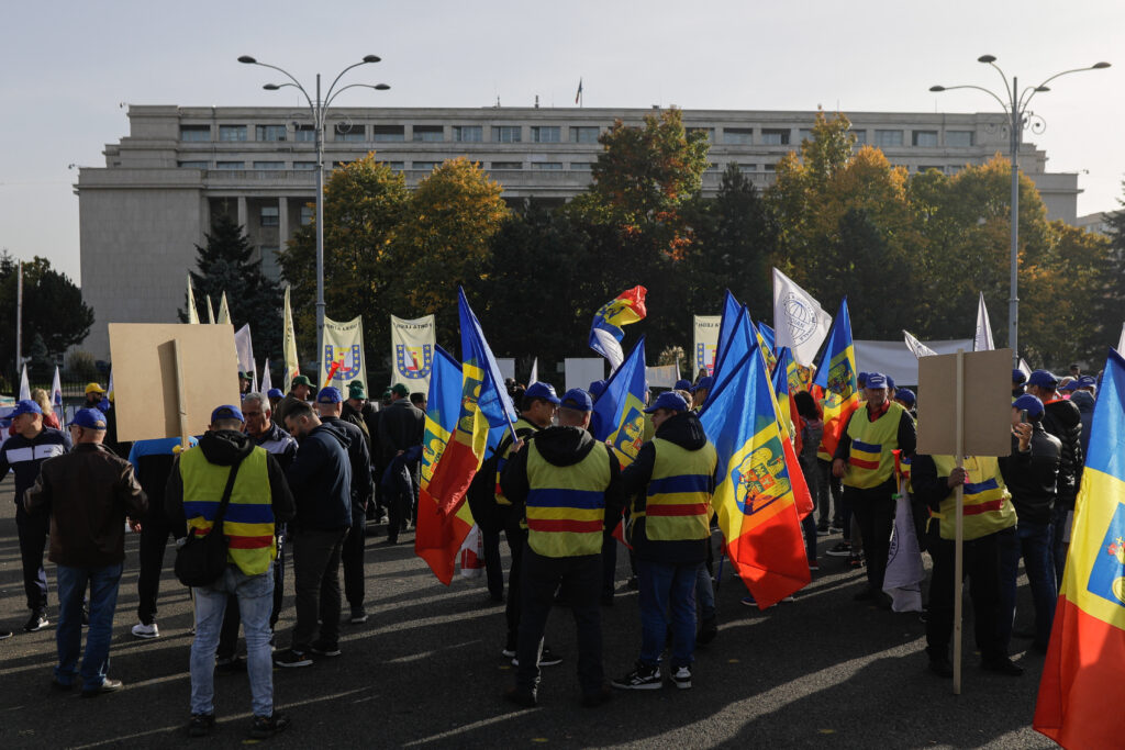 protest-cu-mii-de-sindicalisti-marti-in-piata-victoriei:-guvernul-acuzat-de-masuri-antiumane-–-hotnews.ro