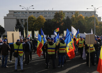 protest-cu-mii-de-sindicalisti-marti-in-piata-victoriei:-guvernul-acuzat-de-masuri-antiumane-–-hotnews.ro