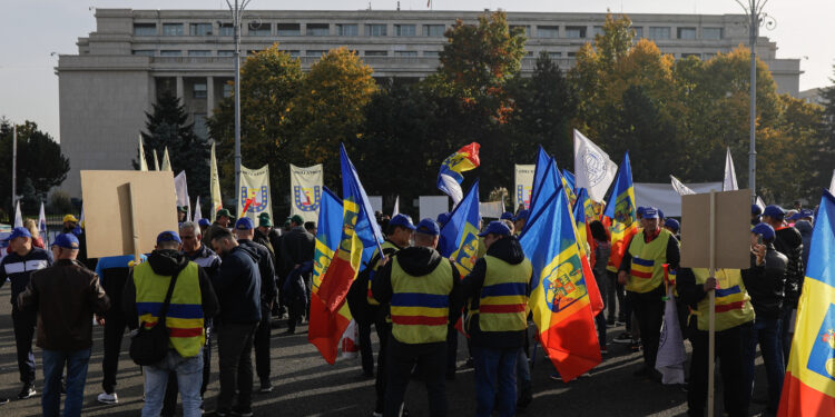 protest-cu-mii-de-sindicalisti-marti-in-piata-victoriei:-guvernul-acuzat-de-masuri-antiumane-–-hotnews.ro