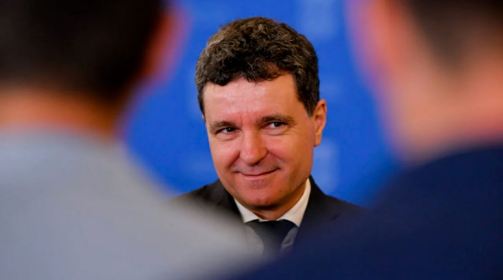 ponta:-nicusor-dan-a-fugit-de-la-bruxelles-la-washington-ca-un-catel-care-alearga-intre-doua-castroane-cu-lapte