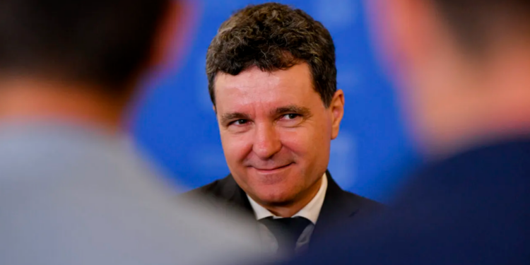 ponta:-nicusor-dan-a-fugit-de-la-bruxelles-la-washington-ca-un-catel-care-alearga-intre-doua-castroane-cu-lapte